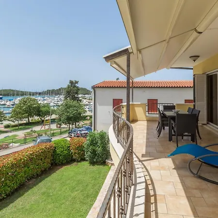 Alba With Jacuzzi And Sea View Villa Vrsar