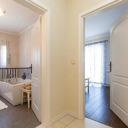 Alba With Jacuzzi And Sea View Villa Vrsar