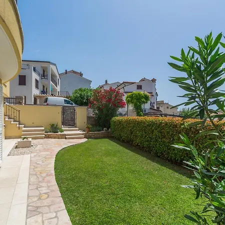 Alba With Jacuzzi And Sea View Villa Vrsar